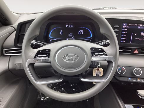 Used 2024 Hyundai Elantra SE FWD image 17