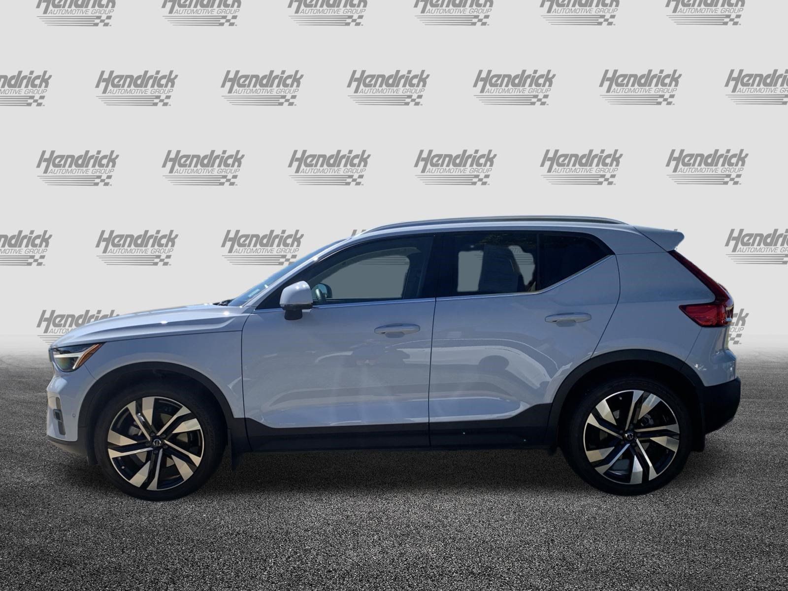 Used 2024 Volvo XC40 B5 Plus w/ Protection Package Premier AWD/4WD image 7
