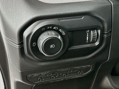 Used 2025 Jeep Wrangler Unlimited Sahara AWD/4WD image 16