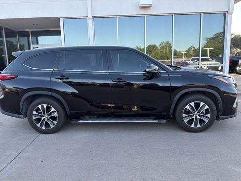 Used 2021 Toyota Highlander XLE FWD image 4