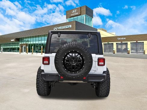 Used 2019 Jeep Wrangler Unlimited Sahara AWD/4WD image 7