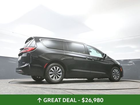 Used 2024 Chrysler Pacifica Select image 51