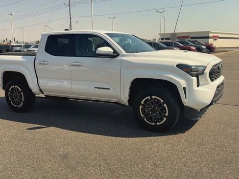 Used 2025 Toyota Tacoma TRD Sport AWD/4WD image 2