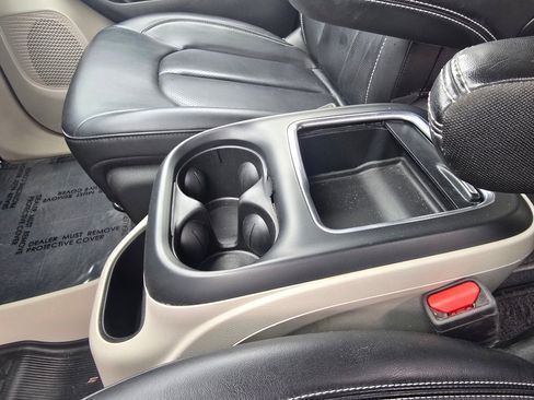 Used 2023 Chrysler Pacifica Touring-L FWD image 23