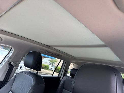Used 2018 Volkswagen Tiguan SEL AWD/4WD image 11
