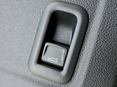 Certified 2025 Volkswagen Tiguan SE w/ Panoramic Sunroof Package image 23