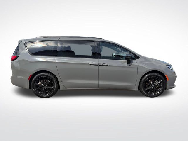 Used 2025 Chrysler Pacifica Limited FWD image 10