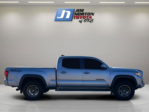 Used 2018 Toyota Tacoma TRD Off-Road image 4
