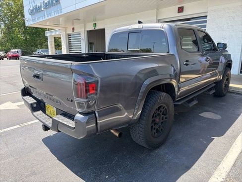 Used 2017 Toyota Tacoma TRD Sport AWD/4WD image 4