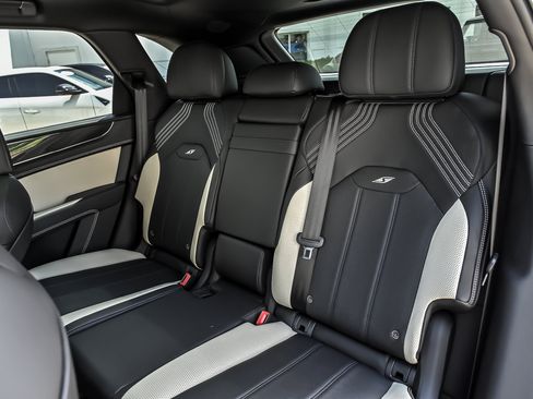 Certified 2022 Bentley Bentayga AWD/4WD image 22