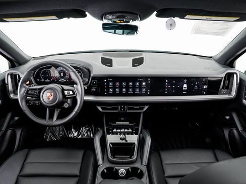 Used 2025 Porsche Cayenne image 21