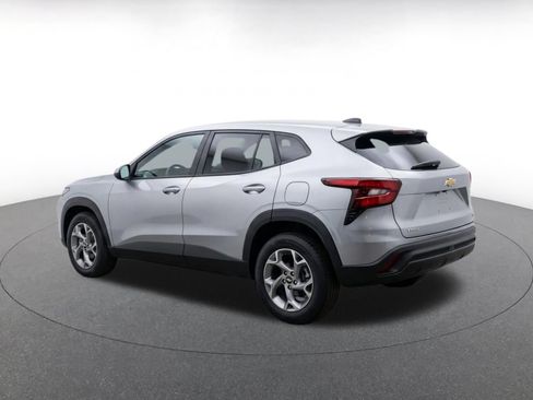 Used 2025 Chevrolet Trax LT FWD image 7