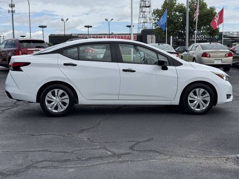 Used 2023 Nissan Versa S FWD image 4