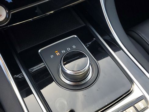 Used 2019 Jaguar XE Premium image 26