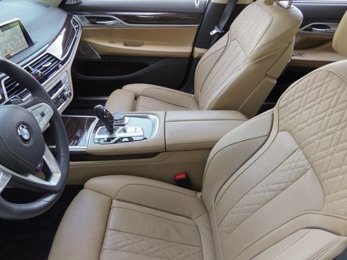 Used 2021 BMW 740i w/ Premium Package RWD image 8