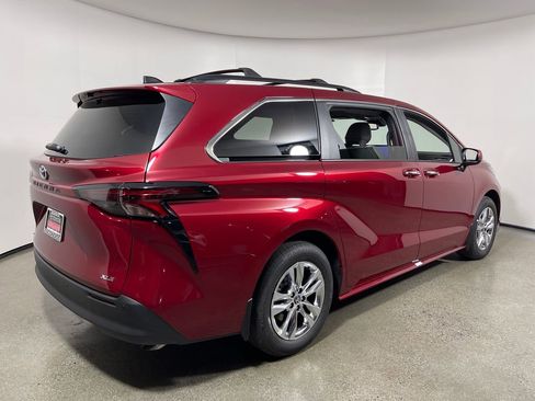 New 2026 Toyota Sienna XLE image 3