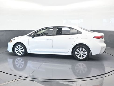 Used 2025 Toyota Corolla LE image 3