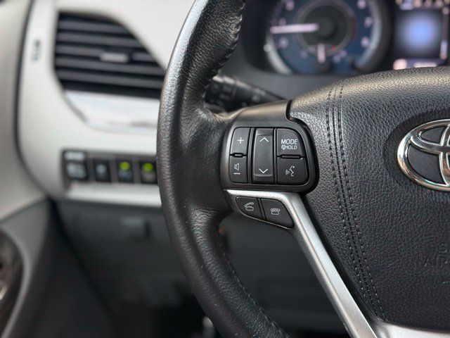 Used 2015 Toyota Sienna XLE w/ XLE Navigation Package FWD image 23