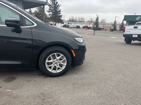 Used 2023 Chrysler Pacifica Touring-L FWD image 13