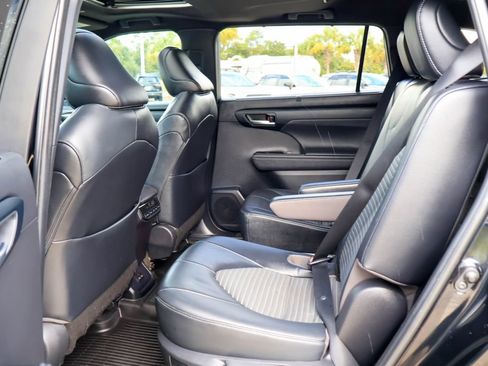Used 2023 Toyota Highlander XSE FWD image 11
