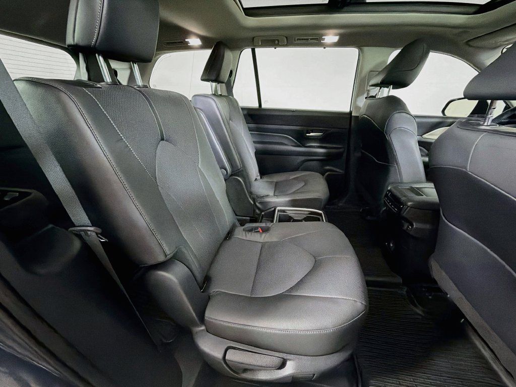 Used 2025 Toyota Grand Highlander AWD image 25