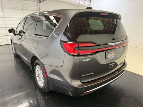 Used 2023 Chrysler Pacifica Touring-L FWD image 4