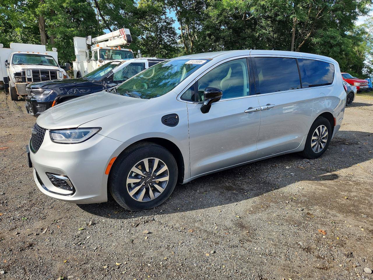Used 2024 Chrysler Pacifica Limited FWD image 2