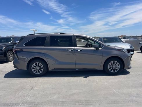 Used 2024 Toyota Sienna XLE FWD image 3