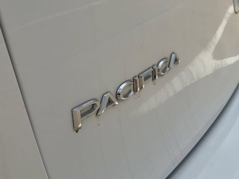 Used 2023 Chrysler Pacifica Touring-L FWD image 12