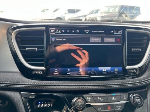 Used 2025 Chrysler Pacifica Premium image 16