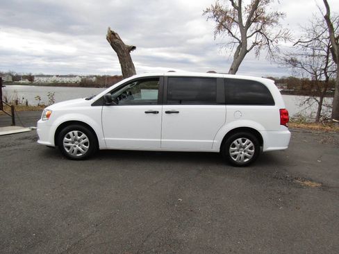 Used 2019 Dodge Grand Caravan SE w/ UConnect Hands-Free Group image 4