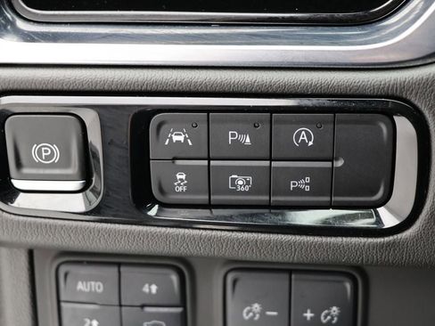 Used 2025 GMC Yukon XL Denali image 28