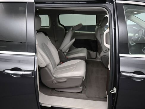 Used 2021 Chrysler Pacifica Touring-L FWD image 53