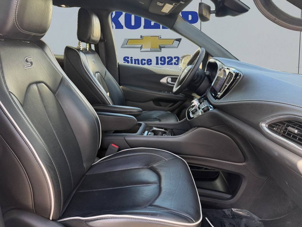 Used 2025 Chrysler Pacifica Limited FWD image 17