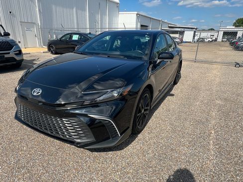 Used 2025 Toyota Camry SE FWD image 5