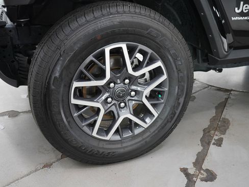 Used 2024 Jeep Wrangler Sahara image 31