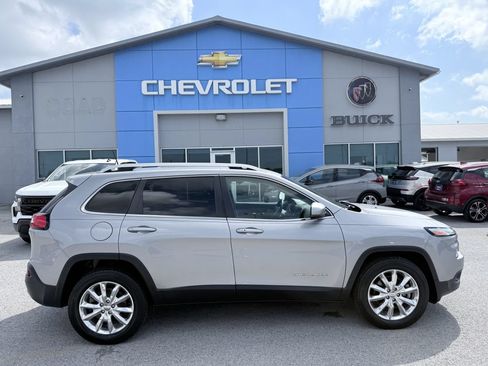 Used 2017 Jeep Cherokee Limited AWD/4WD image 7