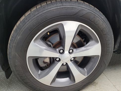 Used 2019 Jeep Cherokee Limited AWD/4WD image 31