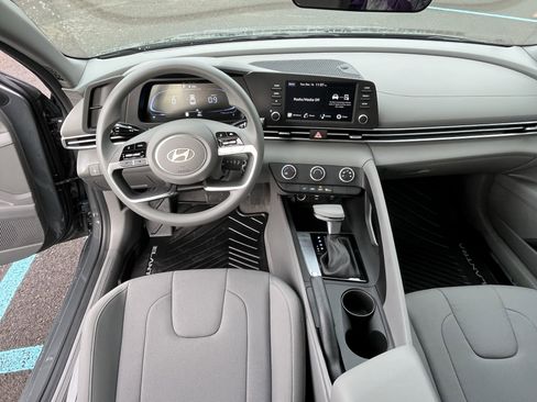 Certified 2025 Hyundai Elantra SE image 11