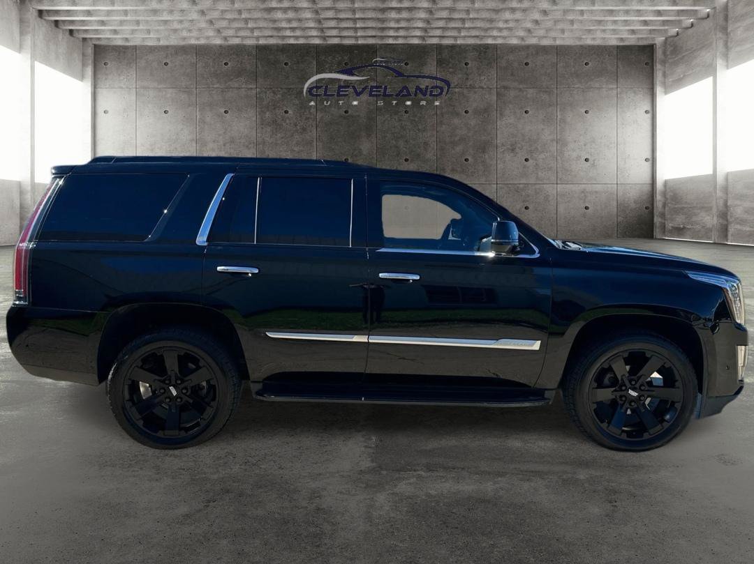 Used 2018 Cadillac Escalade Luxury AWD/4WD image 2