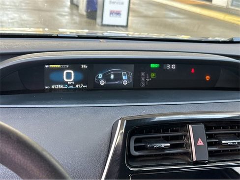 Used 2022 Toyota Prius L Eco image 11