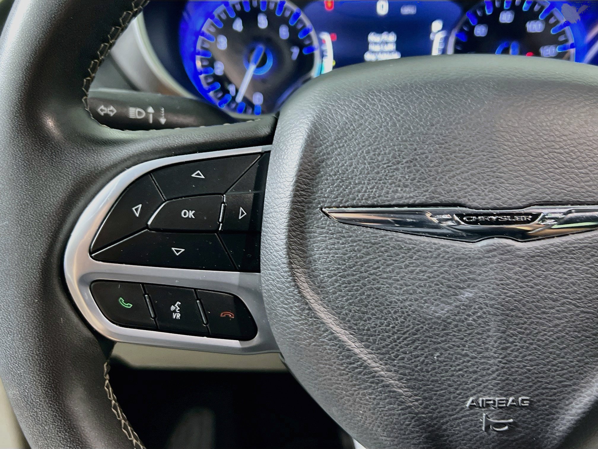 Used 2023 Chrysler Pacifica Touring-L FWD image 18