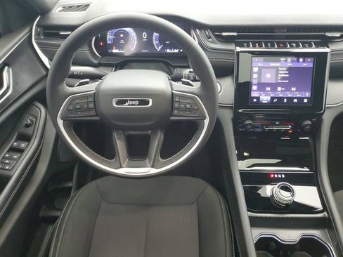 Used 2025 Jeep Grand Cherokee Laredo X RWD image 16