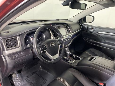 Used 2019 Toyota Highlander SE AWD/4WD image 12