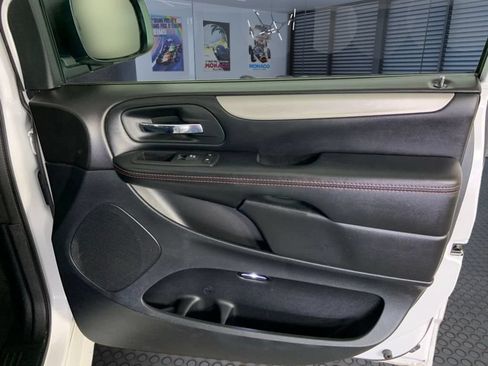Used 2019 Dodge Grand Caravan GT FWD image 14
