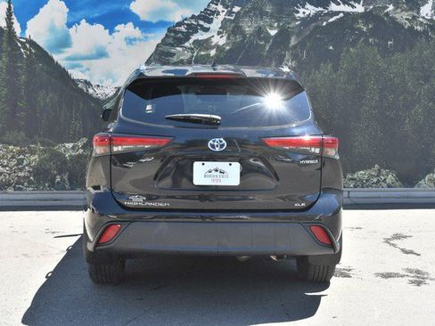 Used 2021 Toyota Highlander XLE AWD/4WD image 10