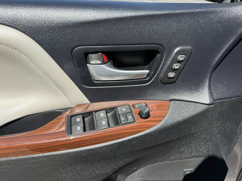 Used 2015 Toyota Sienna Limited FWD image 37