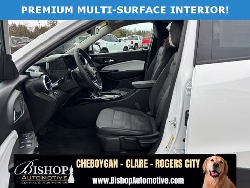 Used 2025 Chevrolet Trax LT w/ LT Convenience Package FWD image 10