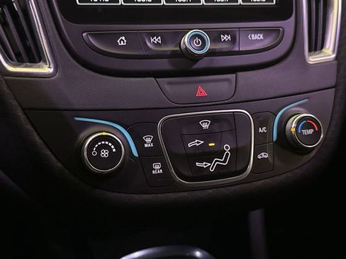 Used 2018 Chevrolet Malibu LT FWD image 16