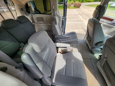 Used 2010 Chrysler Town & Country Touring FWD image 8